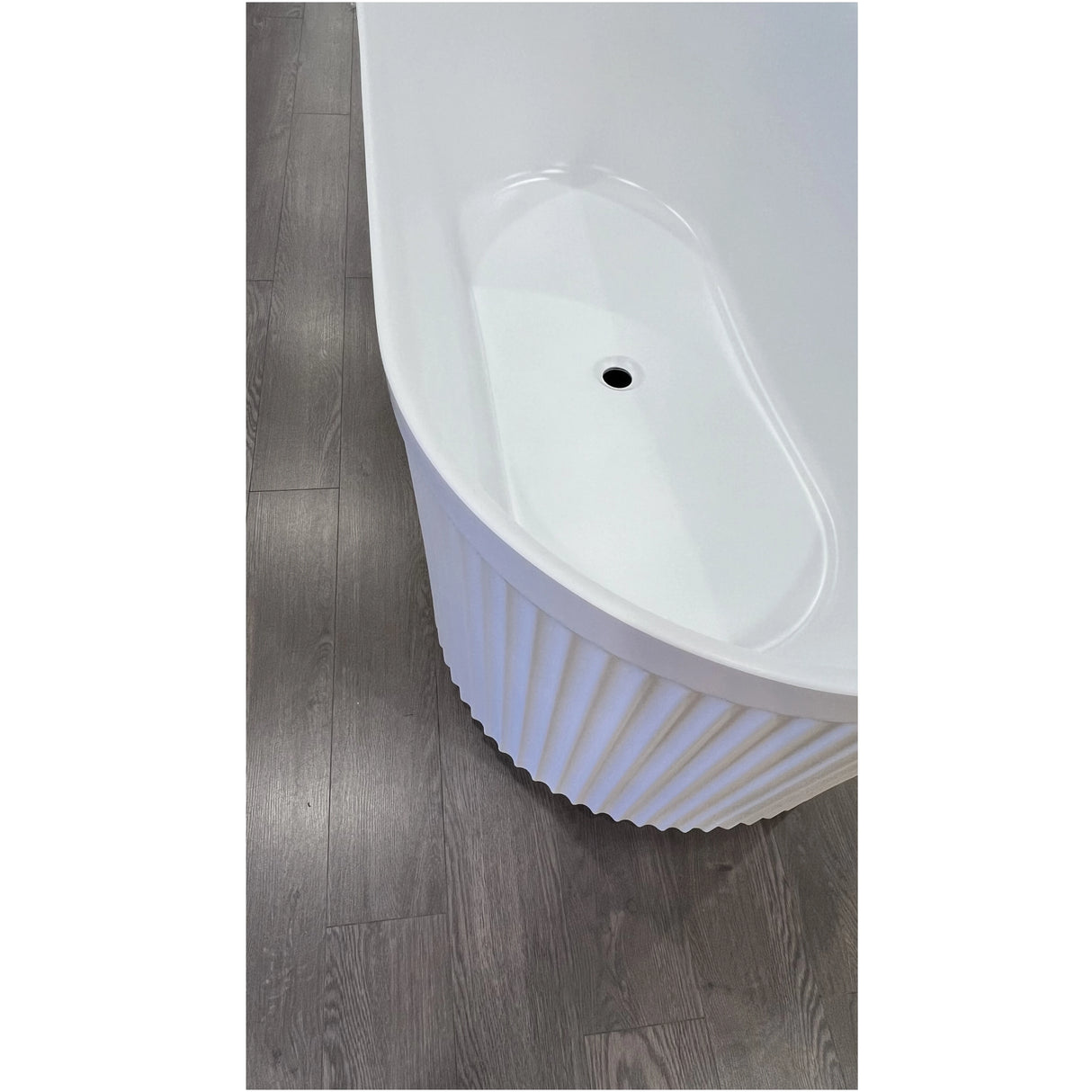 Fluted V-Groove Oval Round Freestanding Bathtub 1500/1700mm Matte White